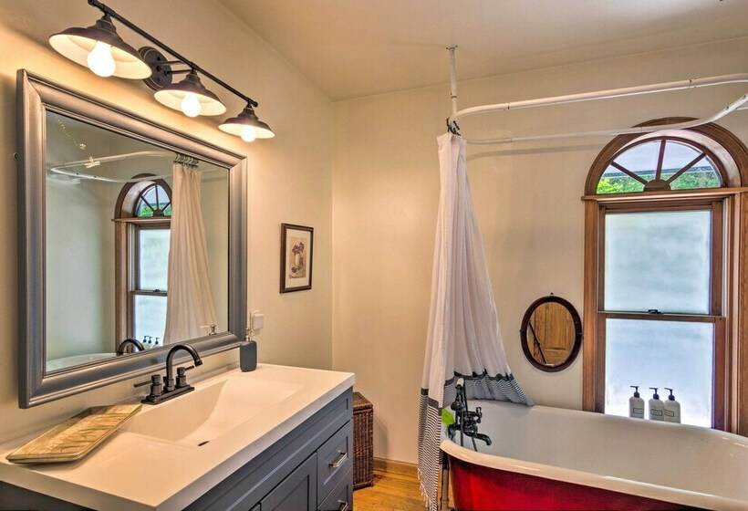 Boone Cottage W/ Fire Pit & On Site Creek!