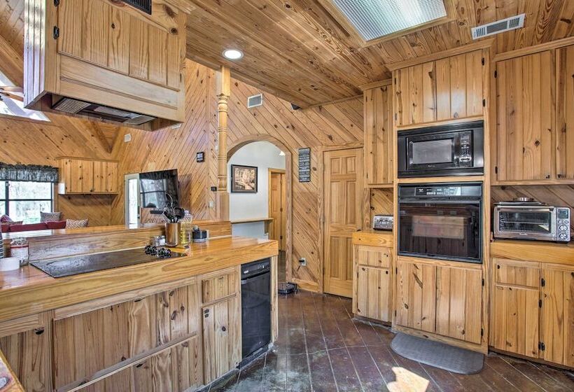 Groesbeck  Lodge On The River : Hot Tub & Fire Pit