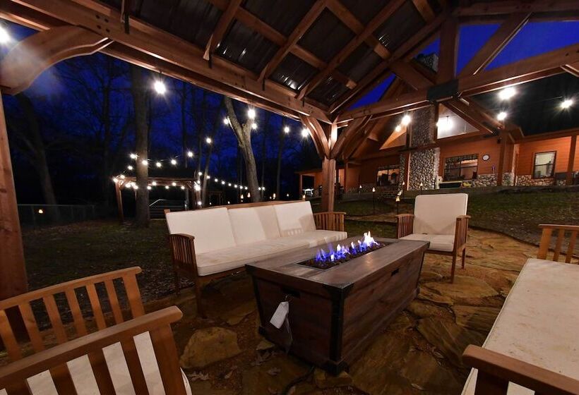 Groesbeck  Lodge On The River : Hot Tub & Fire Pit