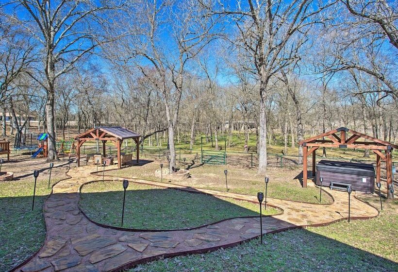 Groesbeck  Lodge On The River : Hot Tub & Fire Pit