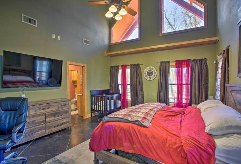 Groesbeck  Lodge On The River : Hot Tub & Fire Pit