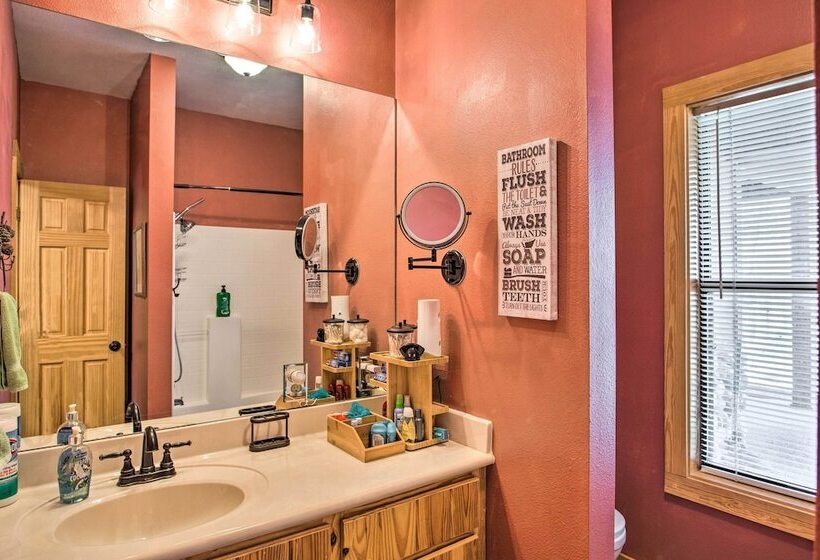 Groesbeck  Lodge On The River : Hot Tub & Fire Pit