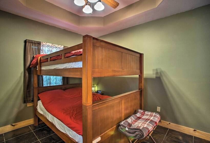 Groesbeck  Lodge On The River : Hot Tub & Fire Pit