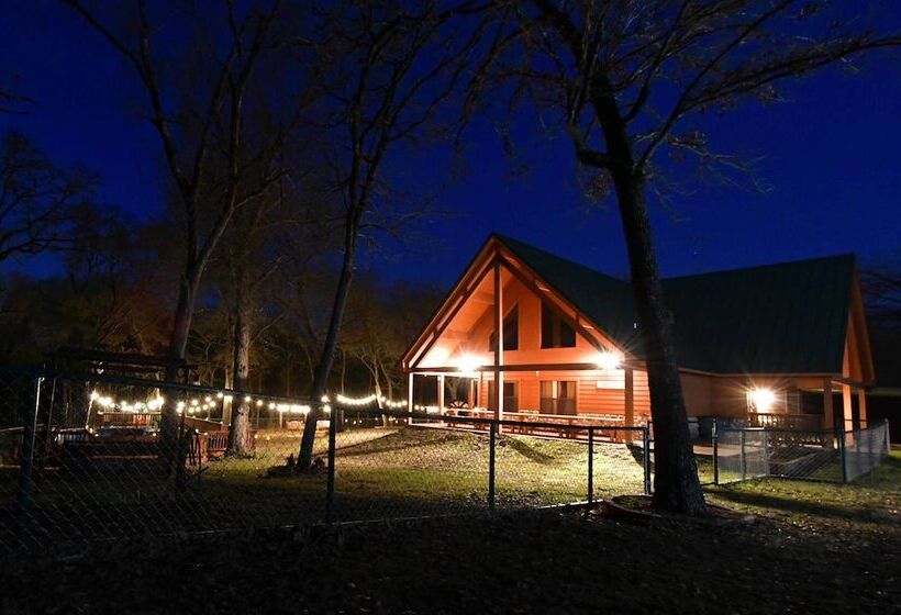 Groesbeck  Lodge On The River : Hot Tub & Fire Pit