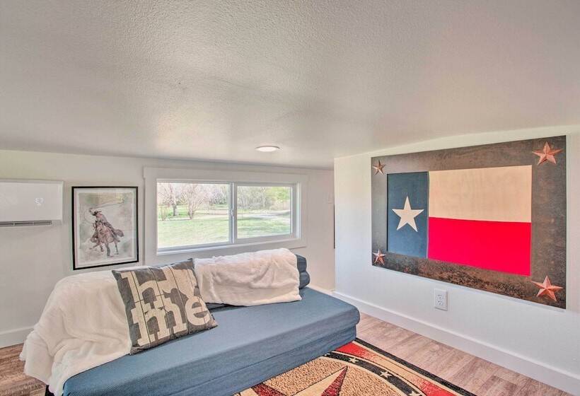 4 Mi To Dtwn: Mckinney Tiny Home W/ Fire Pit