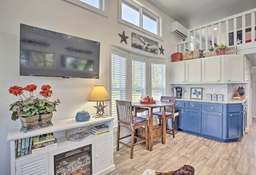 4 Mi To Dtwn: Mckinney Tiny Home W/ Fire Pit