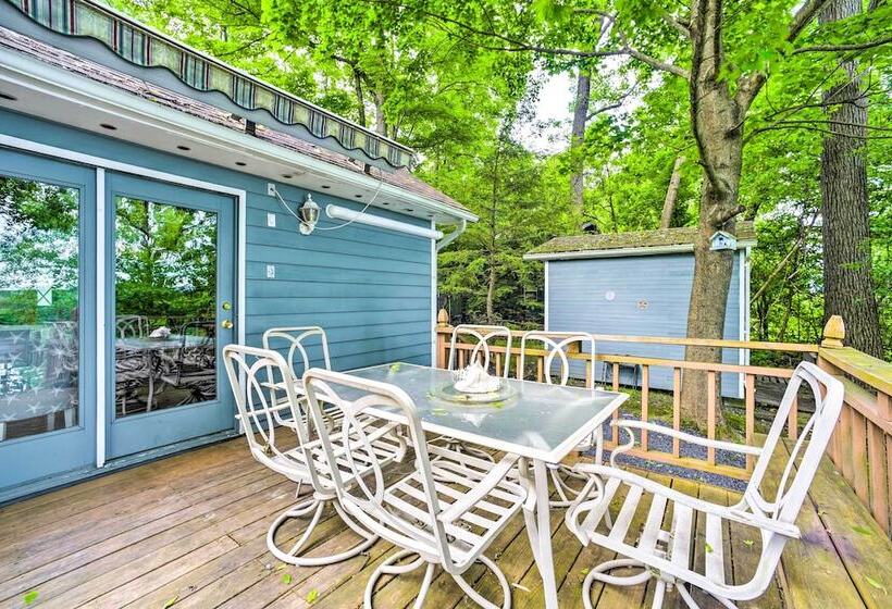 Cozy Retreat W/ Hot Tub, On Sleepy Hollow Lake!