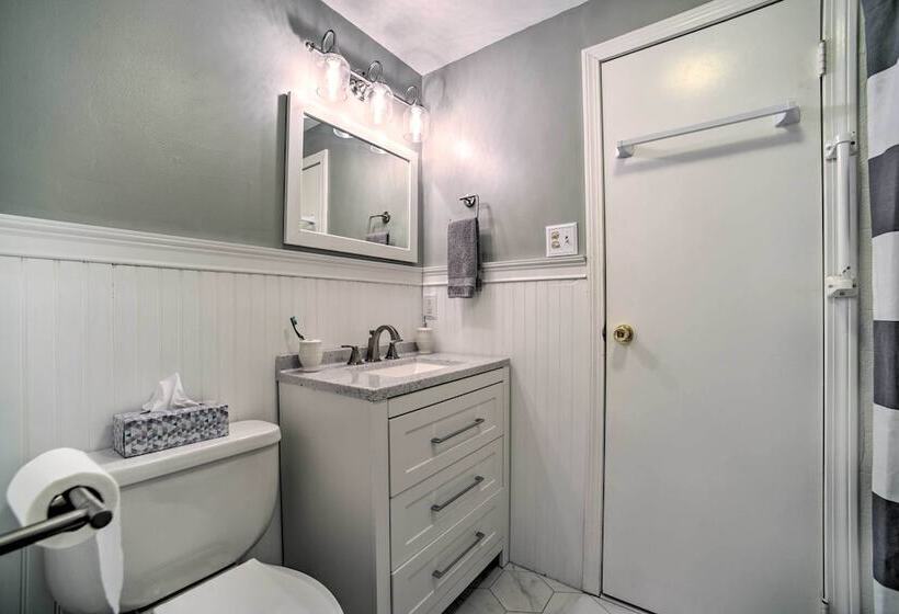 Cozy Retreat W/ Hot Tub, On Sleepy Hollow Lake!