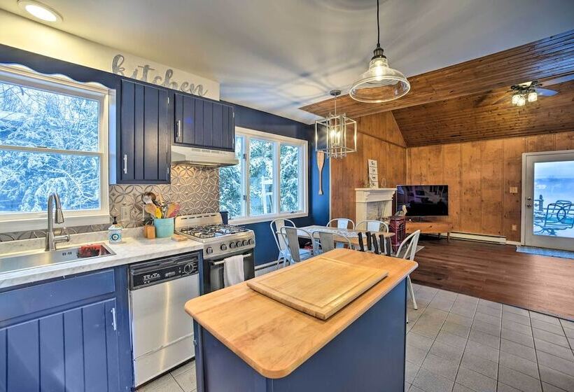 Cozy Retreat W/ Hot Tub, On Sleepy Hollow Lake!
