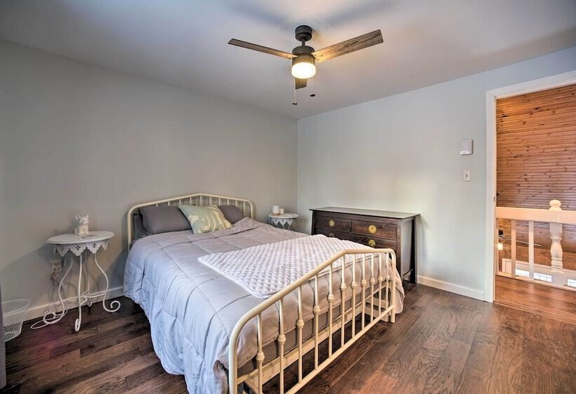 Cozy Retreat W/ Hot Tub, On Sleepy Hollow Lake!