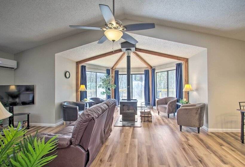 Cozy Shenandoah Valley Home With Wooded Views!