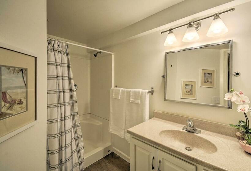 Cozy Tacoma Home: Close To Beaches & Boating!