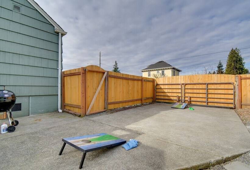 Cozy Tacoma Home: Close To Beaches & Boating!