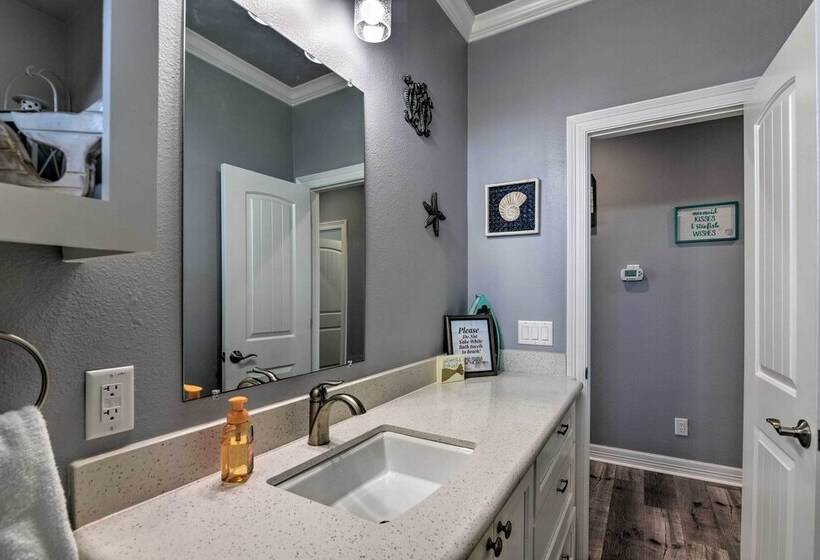 Walk To Shore: Crystal Beach Home W/ Deck + Grill!