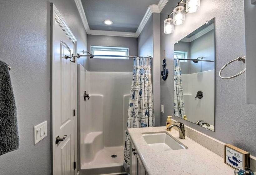 Walk To Shore: Crystal Beach Home W/ Deck + Grill!