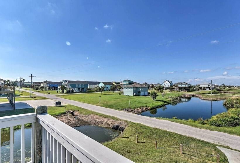 Walk To Shore: Crystal Beach Home W/ Deck + Grill!