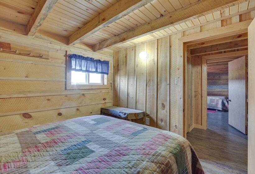 Secluded Belle Fourche Cabin: Group Friendly!