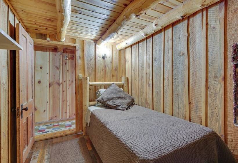 Secluded Belle Fourche Cabin: Group Friendly!