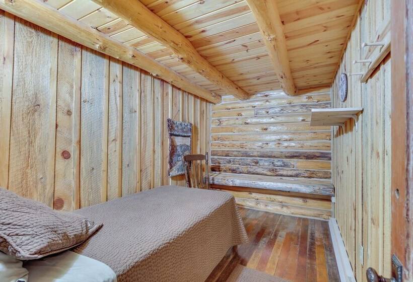 Secluded Belle Fourche Cabin: Group Friendly!
