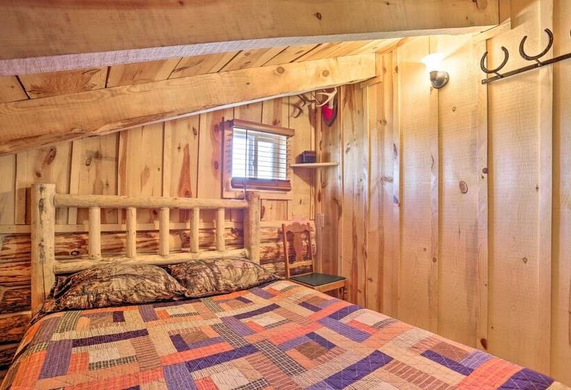 Secluded Belle Fourche Cabin: Group Friendly!