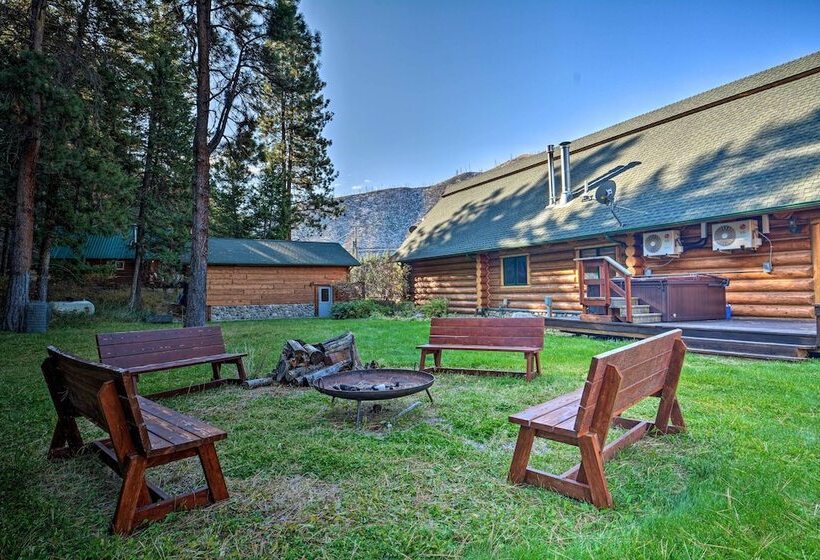 Custom Bitterroot Valley Cabin W/ Hot Tub & Views!