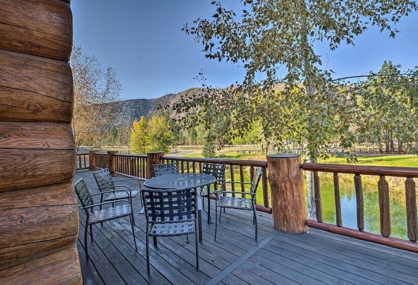 Custom Bitterroot Valley Cabin W/ Hot Tub & Views!