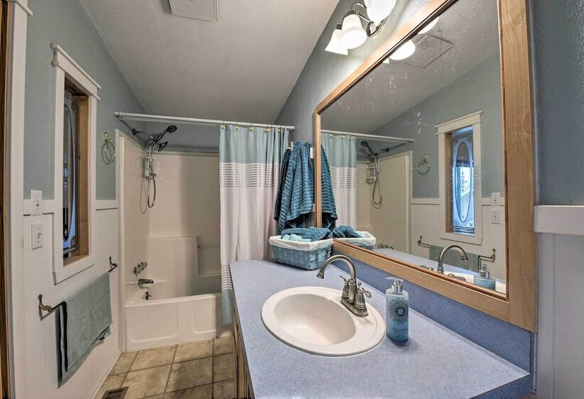 Cute Cottage W/ Deck Walk 115 Ft To Brewery & Cafe