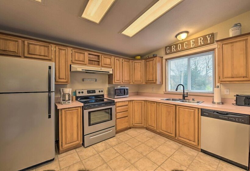 Cute Cottage W/ Deck Walk 115 Ft To Brewery & Cafe