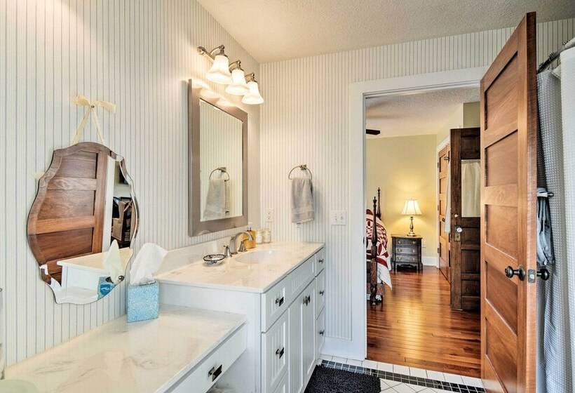 Downtown Charlevoix Duplex 1/2 Mi To Lake Michigan