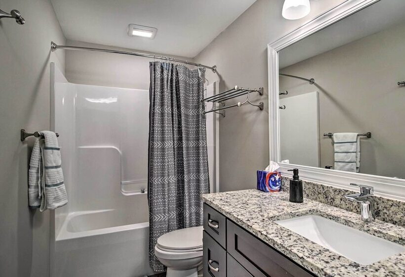 Downtown Fredericksburg Home W/ Large Patio!