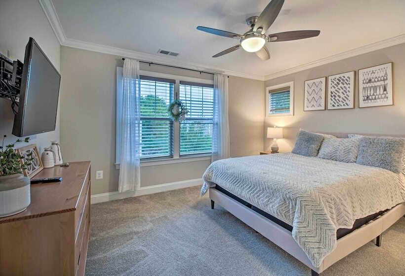 Downtown Fredericksburg Home W/ Large Patio!