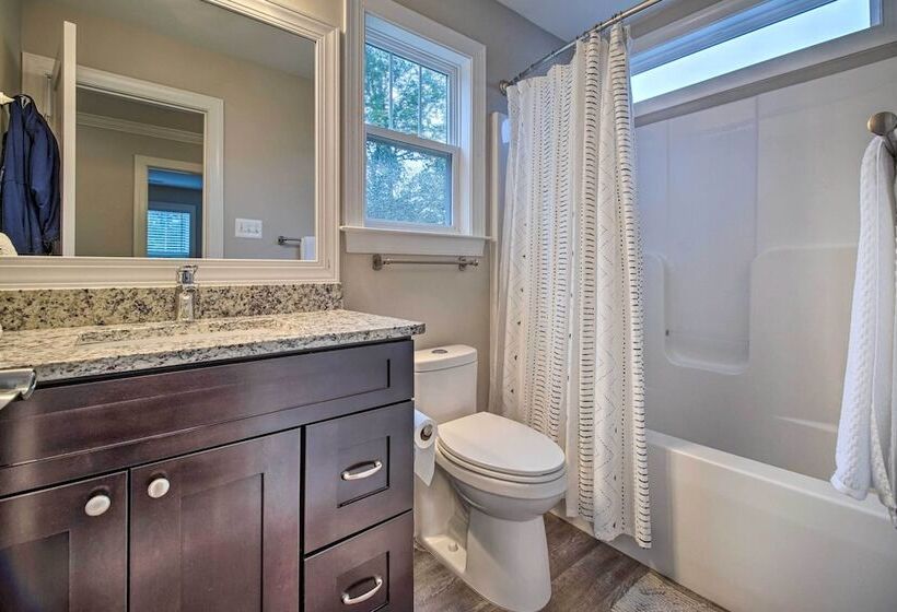 Downtown Fredericksburg Home W/ Large Patio!