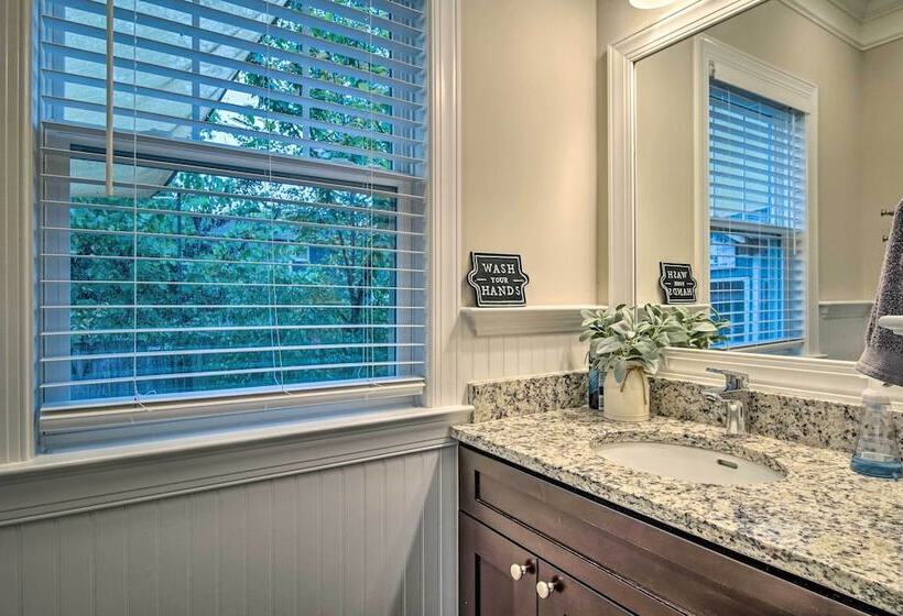 Downtown Fredericksburg Home W/ Large Patio!