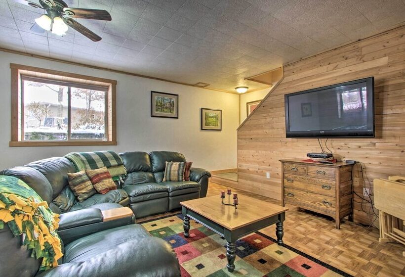 Exceptional Home W/ Deck ~3 Miles To Sand Valley