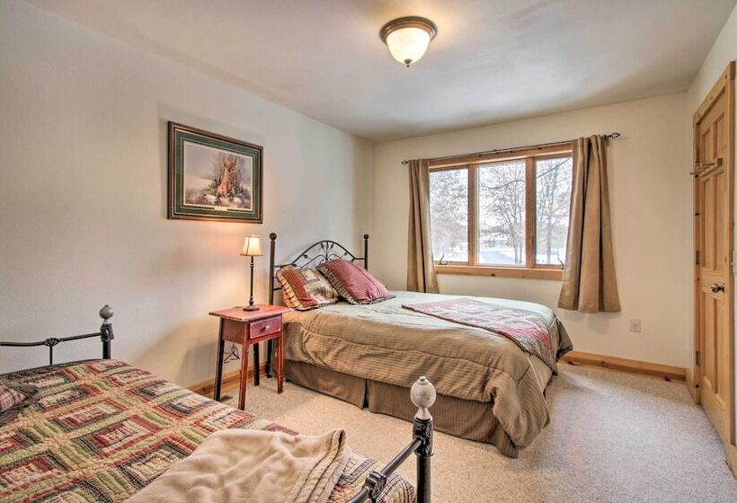 Exceptional Home W/ Deck ~3 Miles To Sand Valley