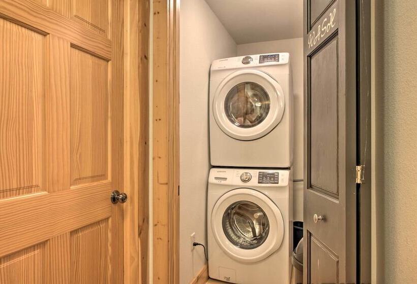 Exceptional Home W/ Deck ~3 Miles To Sand Valley