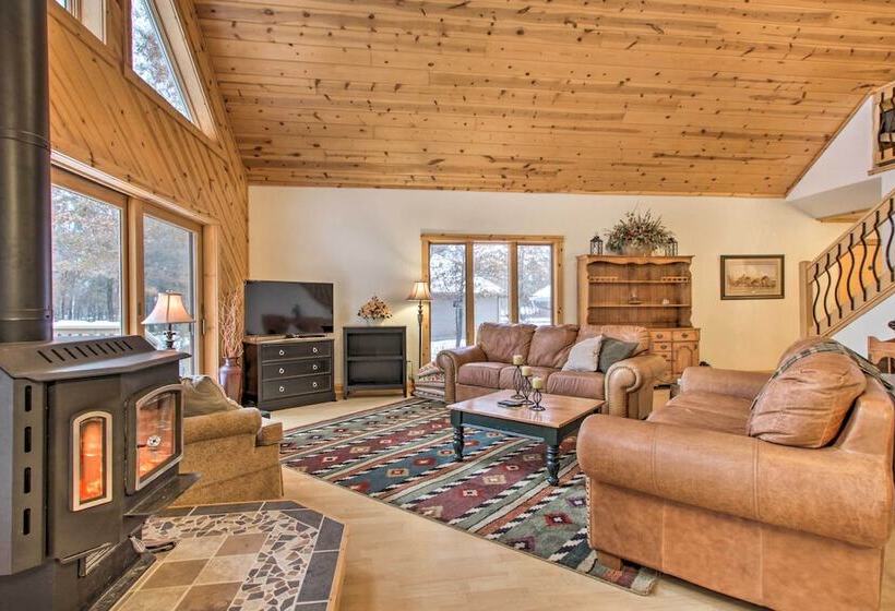 Exceptional Home W/ Deck ~3 Miles To Sand Valley