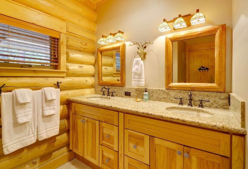 Exquisite Mccall Log Cabin   Walk To Payette Lake!