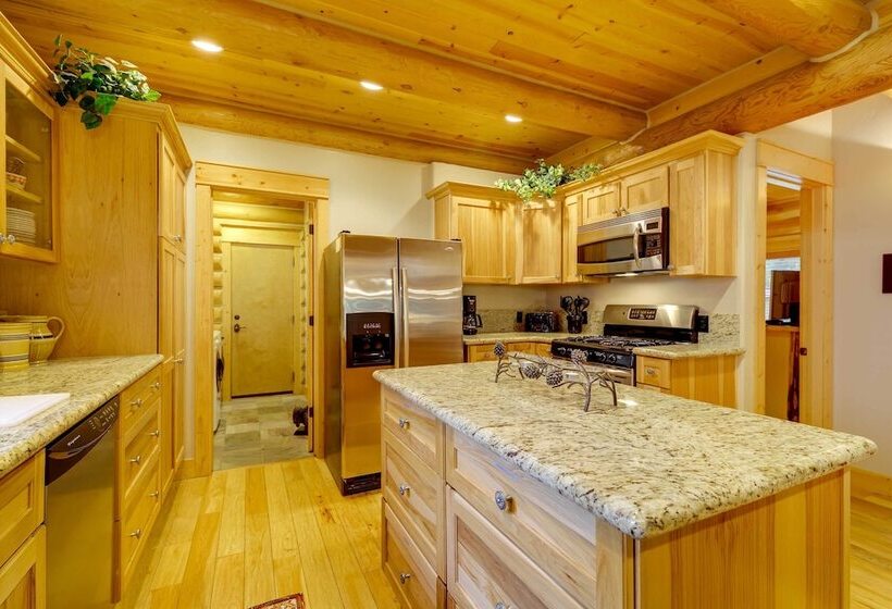 Exquisite Mccall Log Cabin   Walk To Payette Lake!