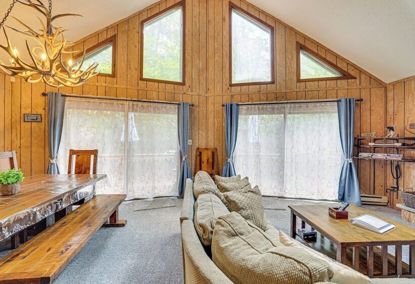 Half Mi To Lake Wallenpaupack: Poconos Cabin