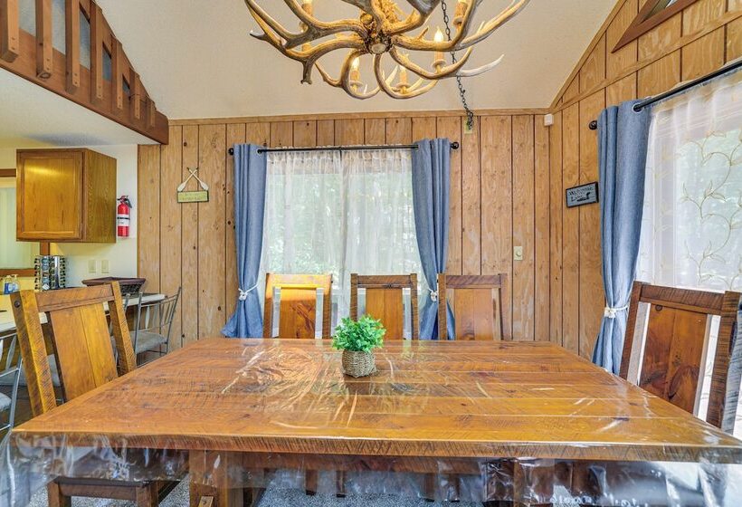 Half Mi To Lake Wallenpaupack: Poconos Cabin