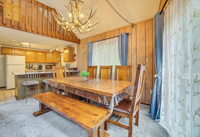 Half Mi To Lake Wallenpaupack: Poconos Cabin