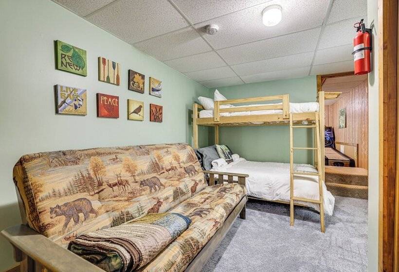 Half Mi To Lake Wallenpaupack: Poconos Cabin