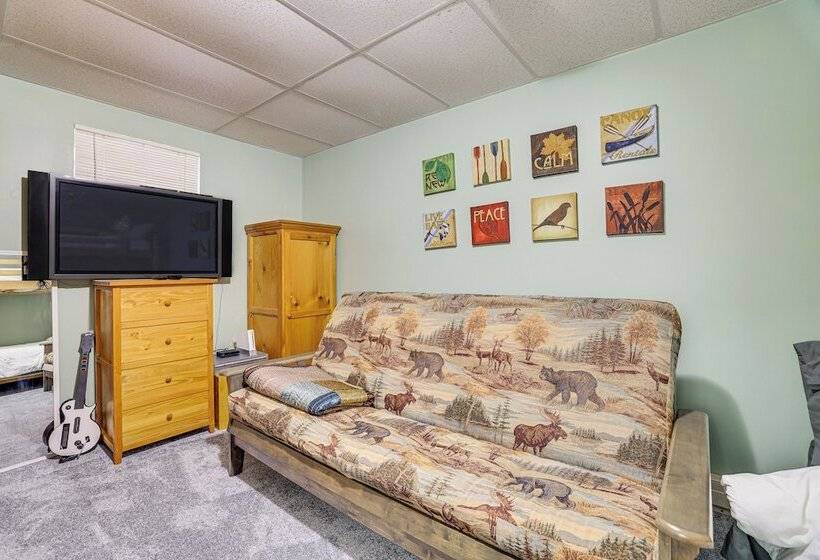 Half Mi To Lake Wallenpaupack: Poconos Cabin