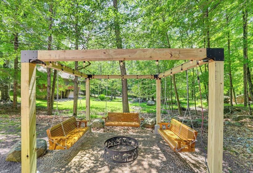 Half Mi To Lake Wallenpaupack: Poconos Cabin