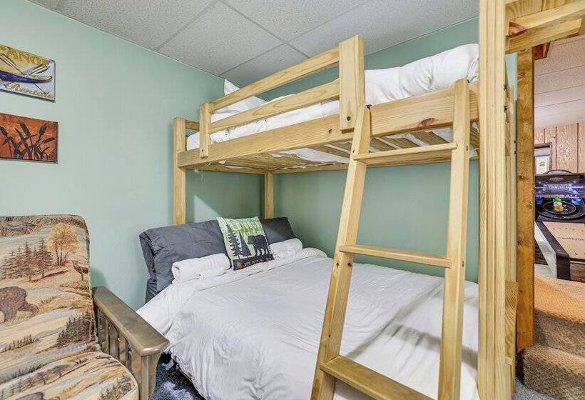 Half Mi To Lake Wallenpaupack: Poconos Cabin