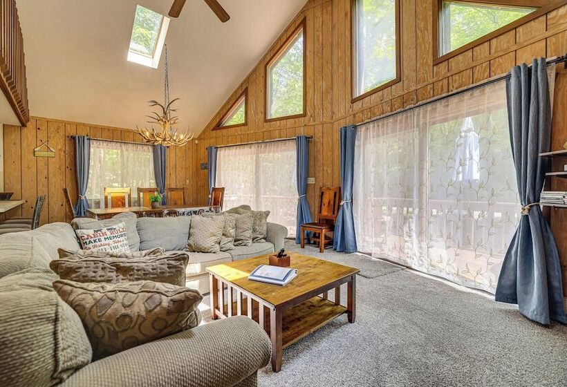 Half Mi To Lake Wallenpaupack: Poconos Cabin