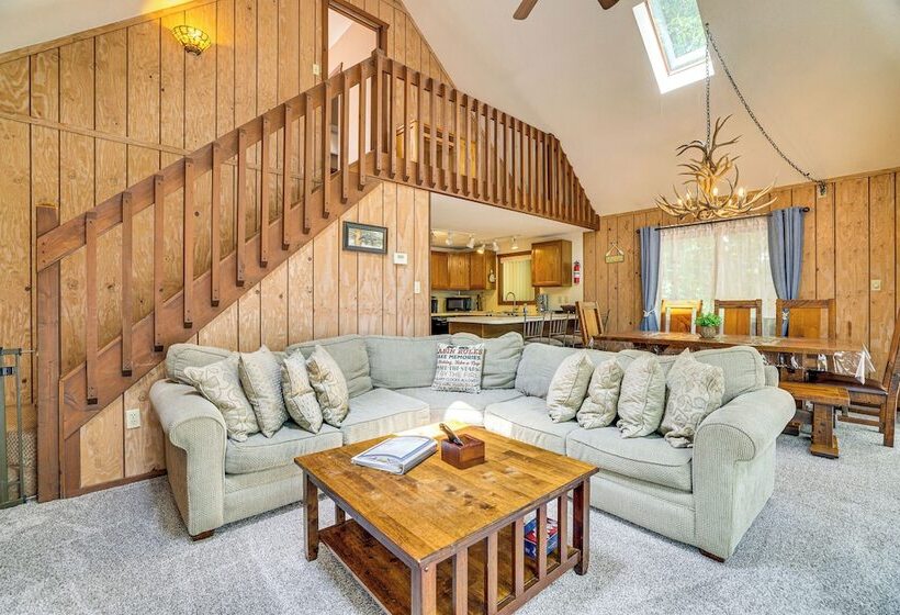 Half Mi To Lake Wallenpaupack: Poconos Cabin