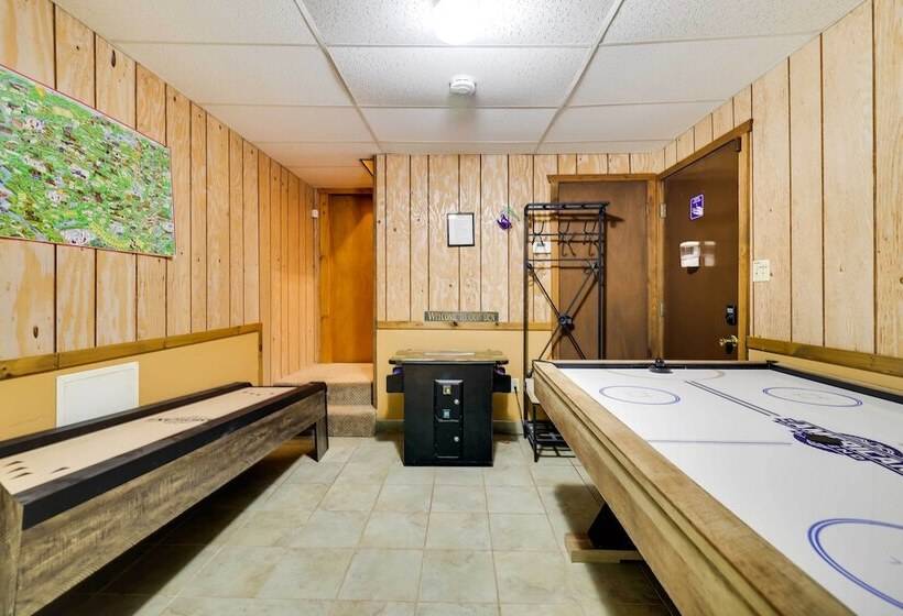 Half Mi To Lake Wallenpaupack: Poconos Cabin