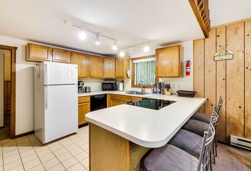 Half Mi To Lake Wallenpaupack: Poconos Cabin